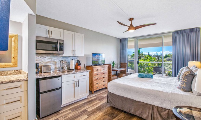 Kihei Condo | Hotel-zoned, No Risk of Zoning Change! Top Floor Maui Banyan Remodeled Studio