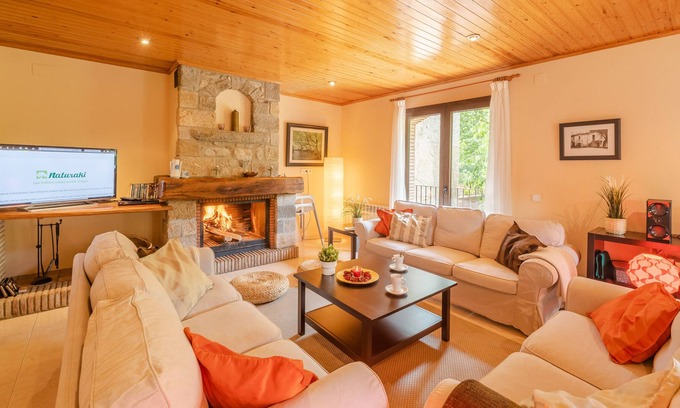 Albanya House | House by the river for 14 people with table football, billiards, gym and barbecue