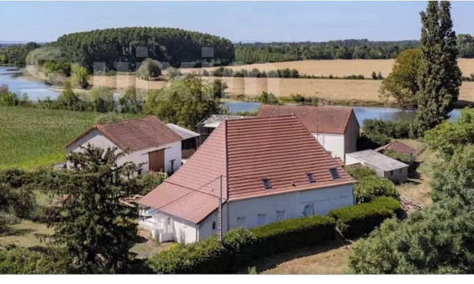 Pagny-le-Chateau House | House by the Saône River