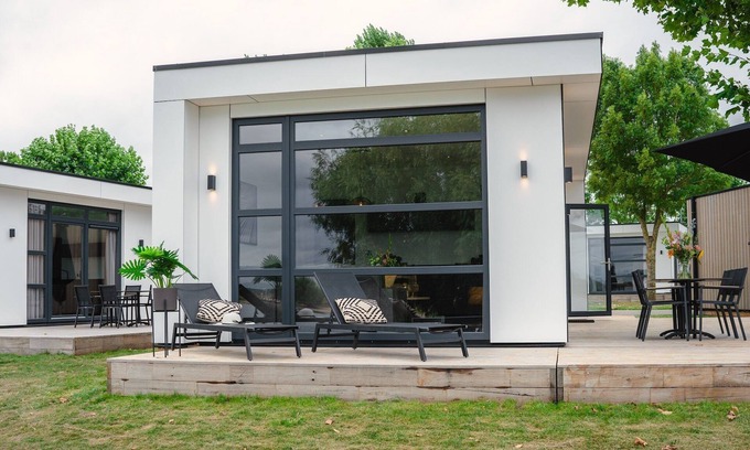 Maurik House | House in Arnhem with Rhine Views