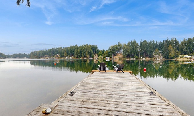 Shelton House | House right on the lake w/ hot tub, kayak, SUP & games - great location