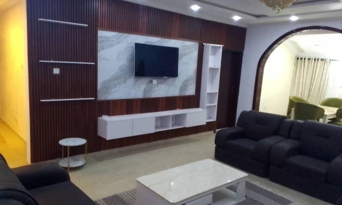 Mushin Apartment | House - Sleeps 6 & Free Parking