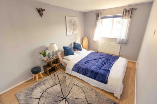 Andover House | House - Sleeps 8 - Pet friendly - Garden - Parking