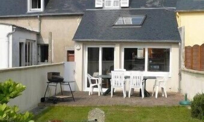 Camaret-sur-Mer House | house with garden in the city center between the port and shops.