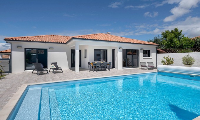 La Plaine-sur-Mer Ski Chalet | House with pool in La Plaine sur Mer