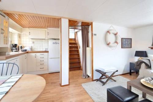 Eastern Docklands Boat Rental | Houseboat Captain's Quarters in Harbour Amsterdam