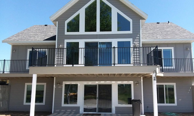 Heyburn House | Huge Lakefront House - sleeps 22! Private Dock! Boating, Water Skiing, Rafting!