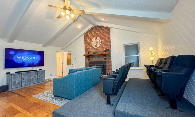 Rome House | HUGE Theater Room~ Private Farm Stay- Sleeps 10