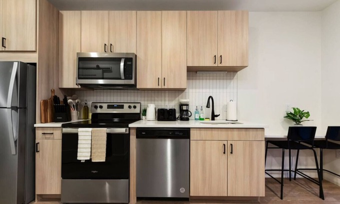 East Liberty Apartment | HULU+GYM with Parking Near UPMC|Pitt Uni|Shopping