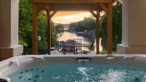 Barium Springs House | Hummingbird Home by AvantStay Hot tub Sauna