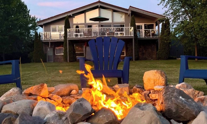 Ashfield-Colborne-Wawanosh Cottage | Huron Hideaway - Lakefront Cottage Hotub/Pets
