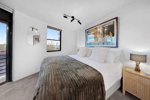 Kings Cross Apartment | Iconic Corner Apartment with King & Queen Beds