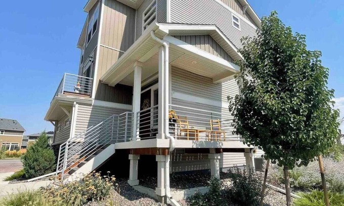 Commerce City House | Ideal for both professionals and families, the Denver Chile House offers a fully furnished residence featuring four (4) welcoming bedrooms, a dedicated workspace for remote professionals, and a spacious kitchen table for quality family time.