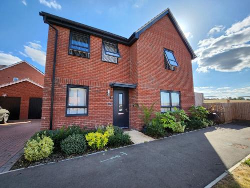 Wellingborough House | Ideal For Business, Leisure And Relocation - Rated Perfect For Weekly & Monthly Stays - Book Today!