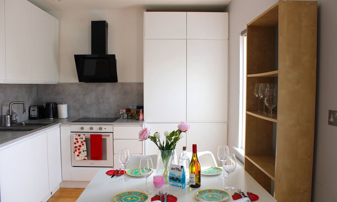 Kilburn Apartment | Ideal Location - Brondesbury Park Apartment