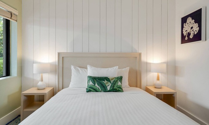 Islamorada Hotel | Ideal Location! Onsite Pool, Free Breakfast, Free Parking