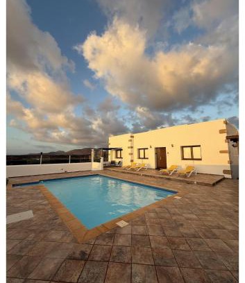 Yaiza Villa | Idyllic Villa La Hoya Private Pool