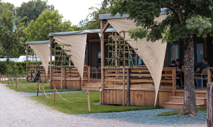 Houthem Cabin | If you want to stay on a campsite while enjoying all the comfort of a home, why not rent one of our luxury lodges in the unspoilt landscape of the Dutch province of Limburg. You can find these lodges with private parking on the map on pitches 134, 13