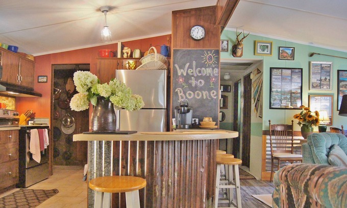 Boone Cottage | Imaginary Guests Stay FREE!~Fun Mountainside Cabin~Minutes to Town/App State