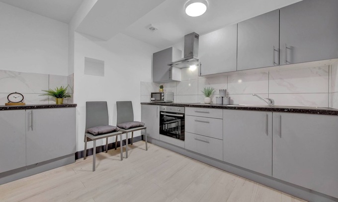 London Borough of Hounslow Apartment | Immaculate 1-bed Studio in Feltham Heathrow London