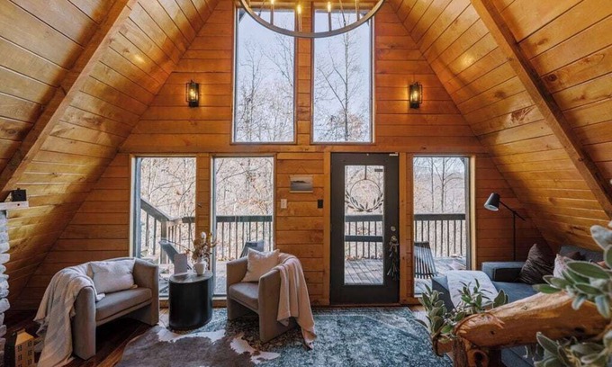 Stanton Cabin | Immerse yourself into nature's beauty while enjoying the comforts of this charming cabin
