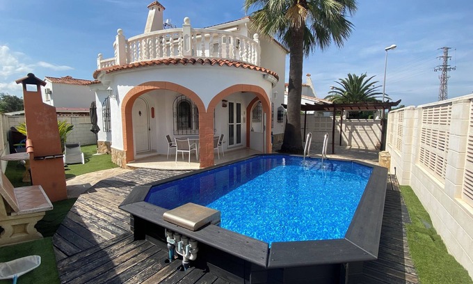 Oliva Ski Chalet | In front of the sea. Rosales (NR). Luxury Villa with aa, wifi and swimming pool