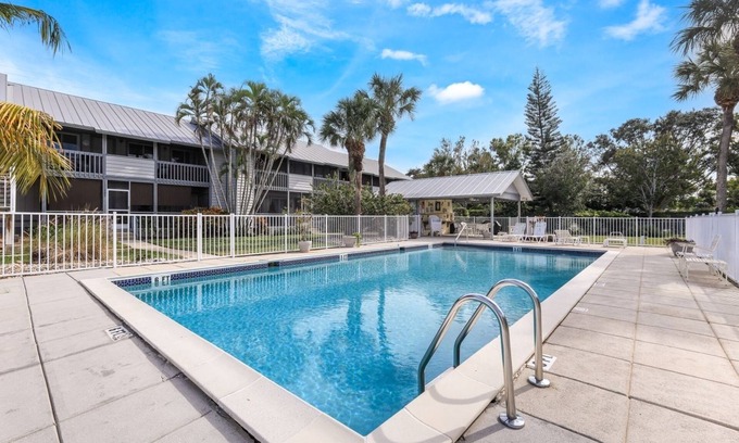 Lake Park Condo | In the heart of Naples minutes from Shopping, Dining, & Downtown!
