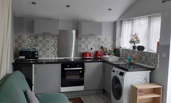 Walsall House | Independent Guest House Bungalow with free parking on the premises.