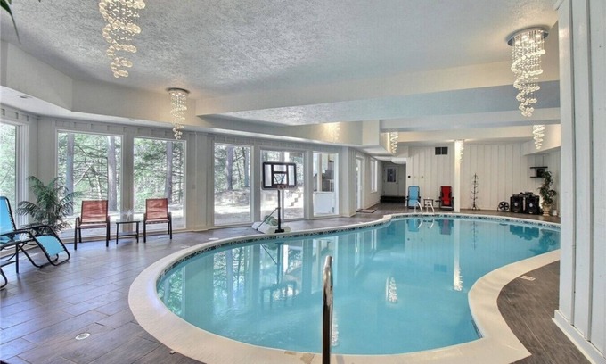Hunting Valley House | Indoor Pool|Sauna|Theater Room|Bar|Sleeps 10