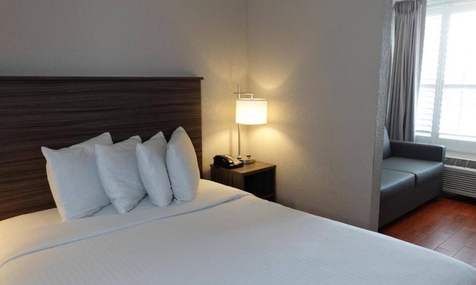 June Park House | Indulge in shopping at Melbourne Square Mall! FREE Parking & Breakfast!