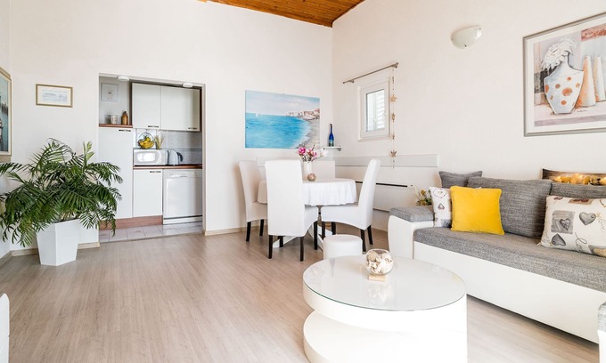 Lozica Apartment | Indy's Beach Apartments