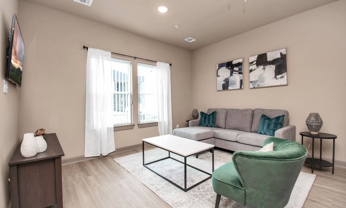 Bammel Apartment | Inviting 2/2.5 Apt, Full Kitch, W/D, FreeParking!