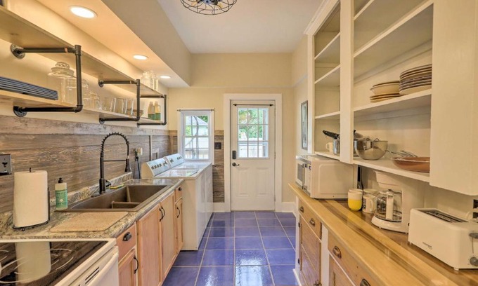 Sandusky Apartment | Inviting Apartment Walk to Lake Erie and Dtwn!
