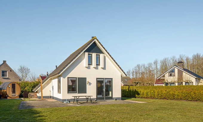 Tzummarum House | Inviting cottage with own sauna.