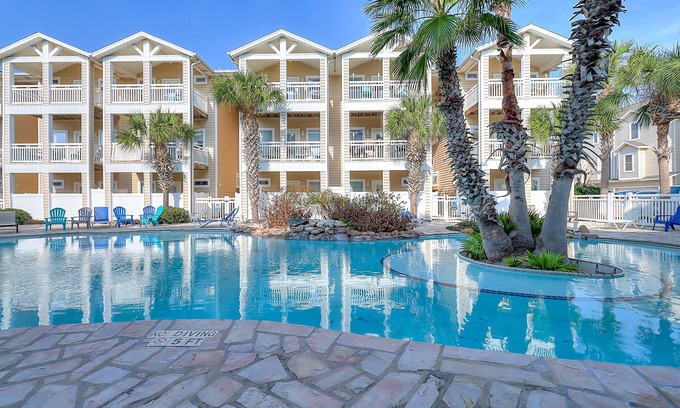 Corpus Christi House | Island dog-friendly townhome with pool access - patio, washer/dryer, and AC