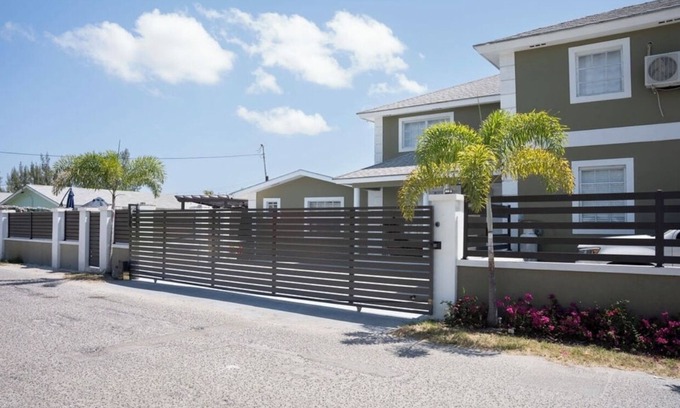 Nassau House | Island Haven Hideaway 5BR Home & Pool Cottage Near Beach