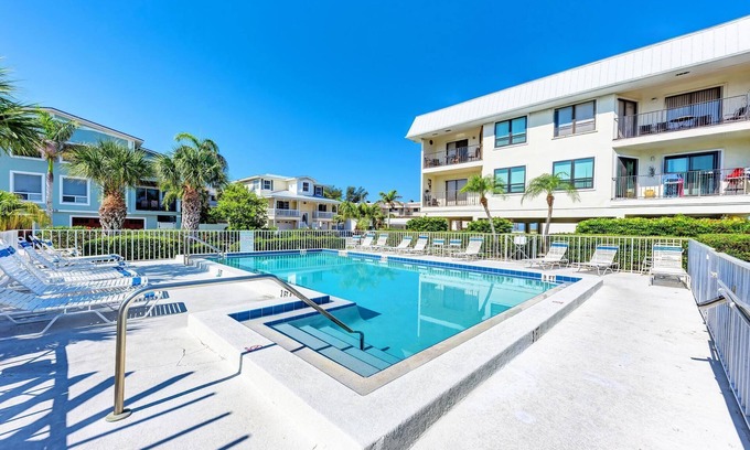 Bradenton Beach Condo | Island Time-Private Beach Access-Heated Pool-Water Views
