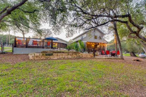 New Braunfels House | Jacks Cottage Backyard Oasis in New Braunfels!