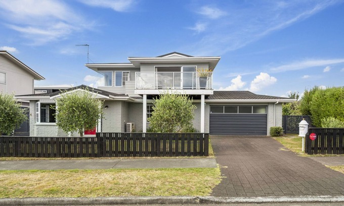 Two Mile Bay Cottage | Jacksons - Two Mile Bay Holiday Home