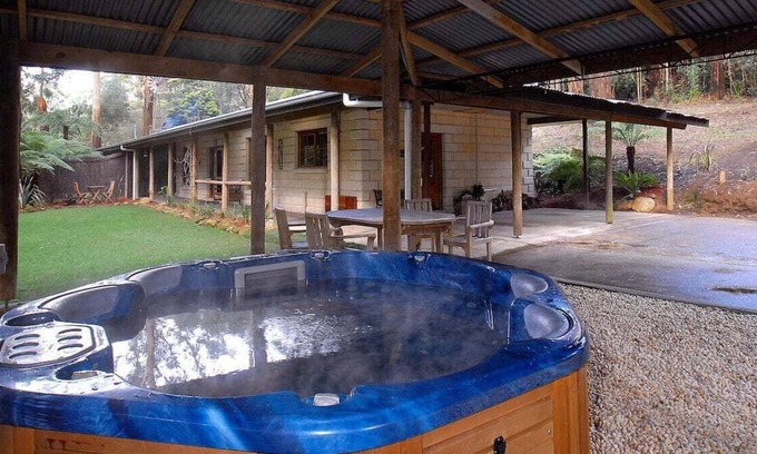 Mount Dandenong Cabin | Jacuzzi in 7 Acre Rain Forest Paradise
