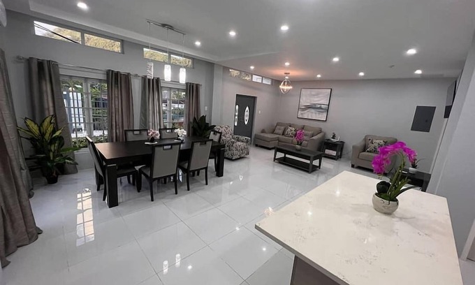 Glencoe House | Jacuzzi Loft and Pool Glencoe Townhome
