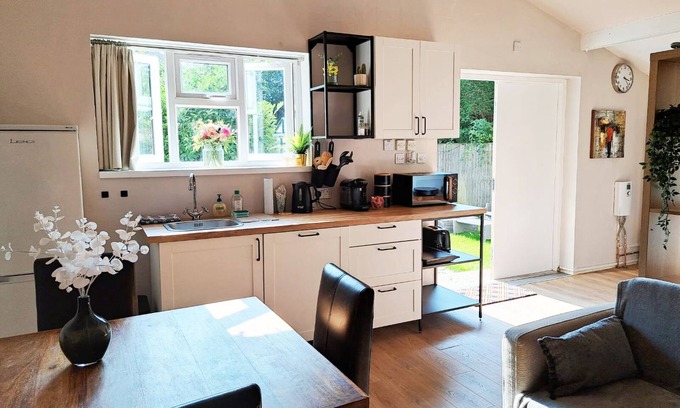 Headington Cottage | John Radcliffe Willow Cottage Free parking, 7 minutes from the heart of the city