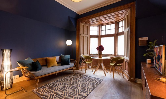 West End House | JOIVY Contemporary Cottage with Free Parking