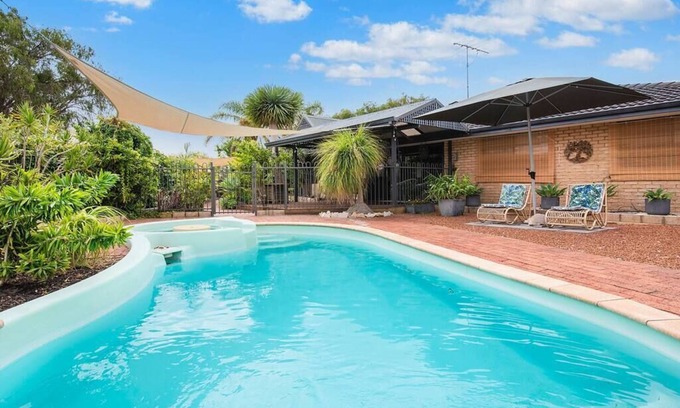 Broadwater House | Just Chillin- Pool, 2km to beach
