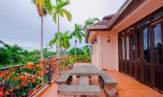 Na Chom Thian Bed & Breakfast | Karnie Cheer Pool Villa & Resort Pattaya