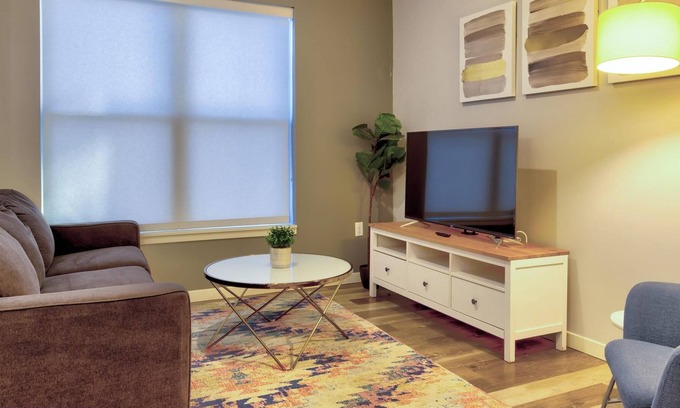 DeBaliviere Place Apartment | Kasa | 1BD, Work From Home | Forest Park