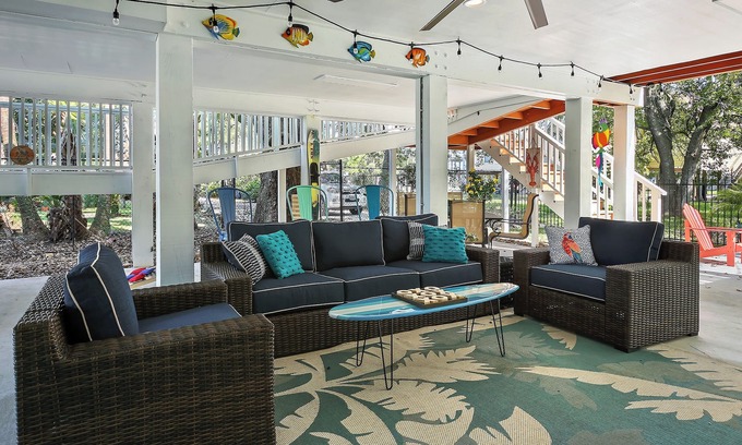 Clear Lake Shores House | Kemah Baydreaming! Near Kemah Boardwalk!