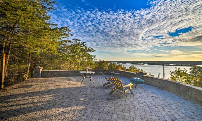 Waverly House | Kentucky Lake Views: Cozy Cabin in Waverly!