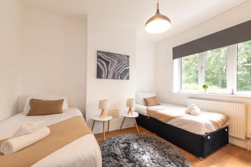 Moffat House | KGV Stays - Serenity House 3 bedroom near to the hospital with parking