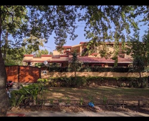 F-8 Sector House | Khan's Family guest House